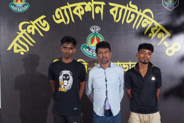 সাভারে র‌্যাবের অভিযানে বিদেশি পিস্তল-গুলি-মাদকসহ আটক ৩