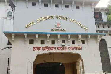 বায়তুল মোকাররমের সামনে ফুটপাতে পড়ে ছিল মরদেহ
