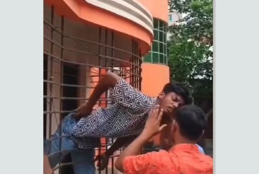 যেভাবে বারান্দার গ্রিলে আটকে গেল চোর