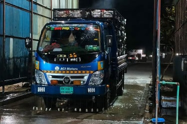 ঠাকুরগাঁওয়ে মুরগিবাহী গাড়ি থামিয়ে চাঁদাবাজির অভিযোগে দুজনকে গণপিটুনি