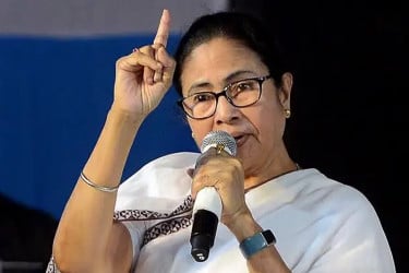 পশ্চিমবঙ্গের বিধানসভায় প্রভাব ফেলেছে ‘এসআইআর’, সর্বোচ্চ আদালতে অভিযোগ মমতার