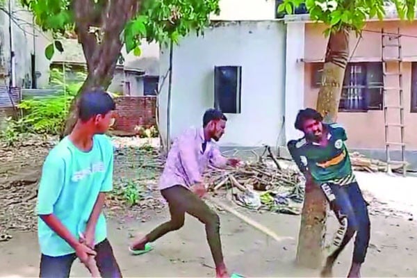 চুরির অভিযোগে যুবককে গাছে বেঁধে মারধর
