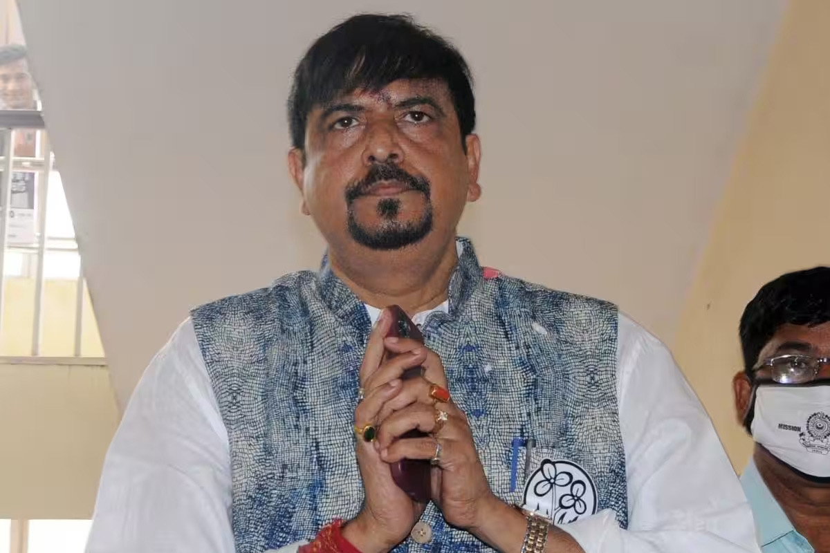 পশ্চিমবঙ্গের সাবেক মন্ত্রী ও তৃণমূল নেতা সুজিত বসু গ্রেফতার