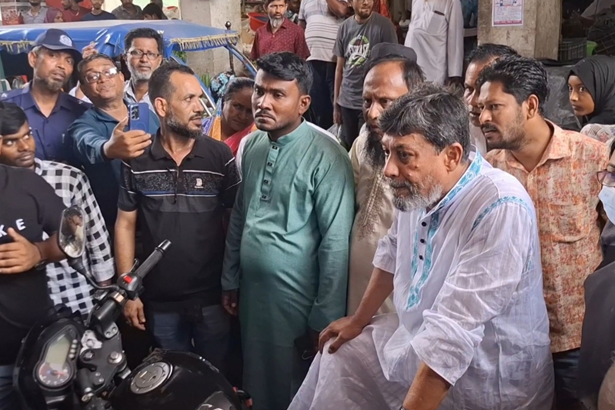 মাদারীপুর শহরের পুরান বাজারে অবৈধ স্থাপনা উচ্ছেদের সতর্কতা