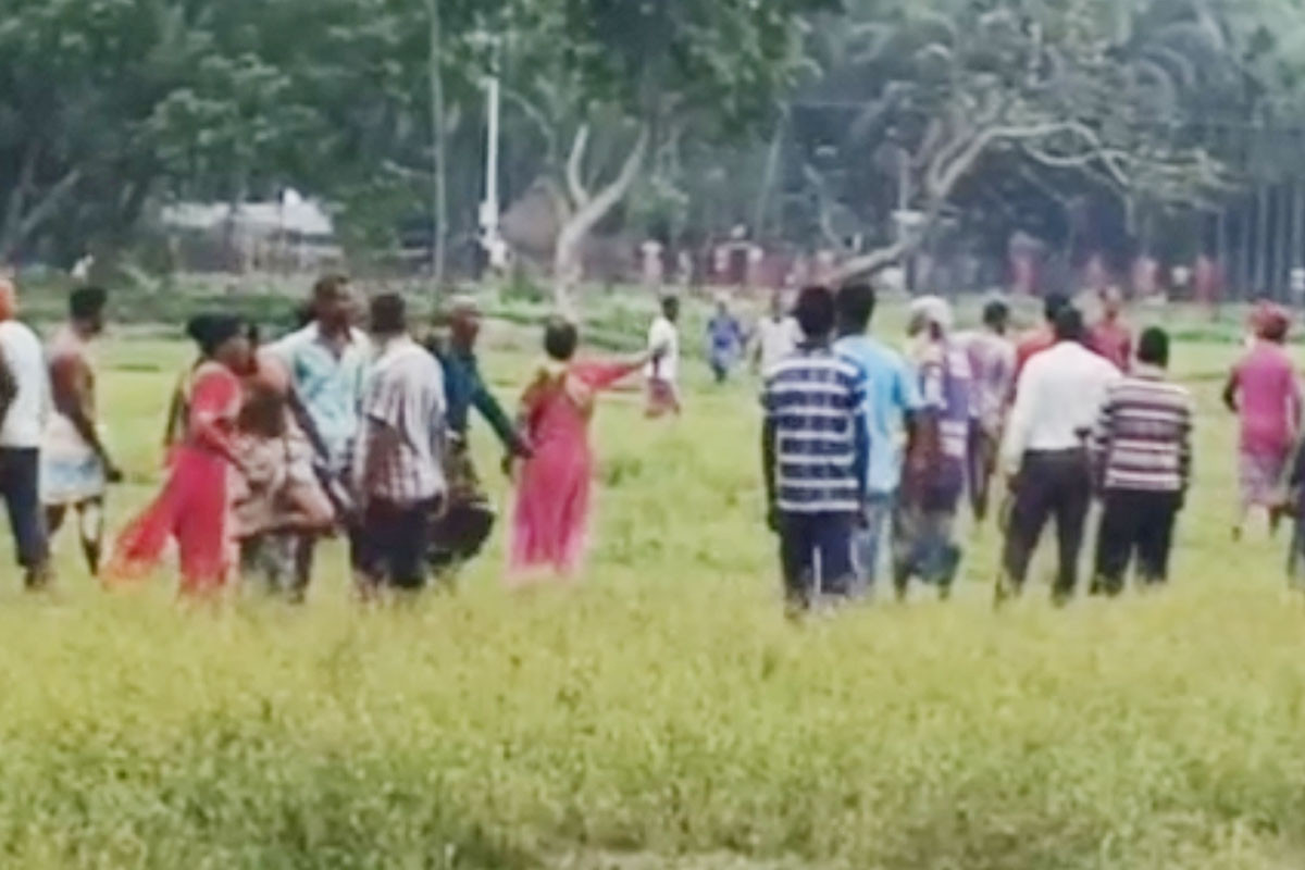 বাংলাদেশি সীমান্তে গরু ধরে নেওয়ার চেষ্টা বিএসএফের, গ্রামবাসীর প্রতিরোধ
