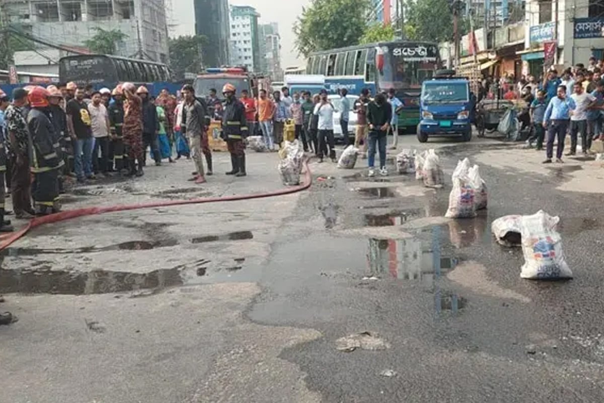 বাড্ডায় গ্যাস লিকেজে ম্যানহোলে আগুন, সড়কে তীব্র যানজট