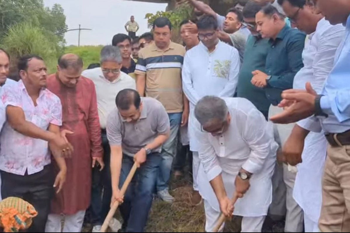 হালুয়াঘাটে রাস্তা ও খাল পুনঃখনন কাজের উদ্বোধন করলেন তথ্য প্রতিমন্ত্রী