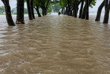 এখনো বিপৎসীমার ওপরে দুই নদীর পানি