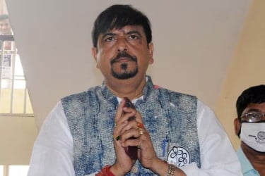 পশ্চিমবঙ্গের সাবেক মন্ত্রী ও তৃণমূল নেতা সুজিত বসু গ্রেফতার