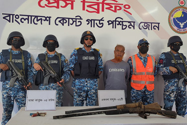 সুন্দরবনের ডাকাত বাহিনী প্রধান মেজ জাহাঙ্গীর অস্ত্র ও গোলাবারুদসহ আটক