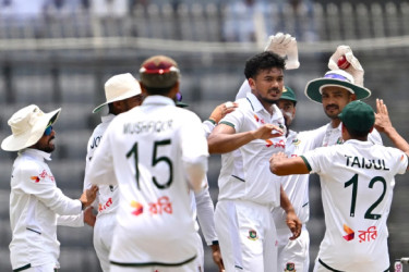 ৬ বলে ২ উইকেট হারিয়ে চাপে পাকিস্তান