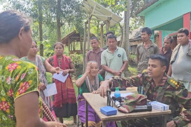 দীঘিনালায় সেনাবাহিনীর চিকিৎসাসেবা ও ঔষধসামগ্রী বিতরণ