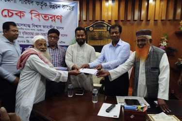 নড়াইলে জেলা পরিষদের চেক বিতরণ