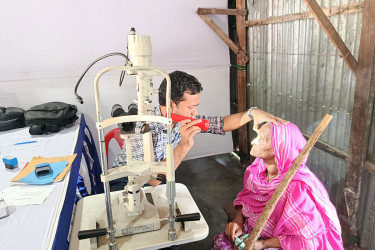 দরিদ্র মানুষের পাশে বসুন্ধরা আই হাসপাতাল