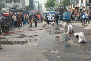 বাড্ডায় গ্যাস লিকেজে ম্যানহোলে আগুন, সড়কে তীব্র যানজট
