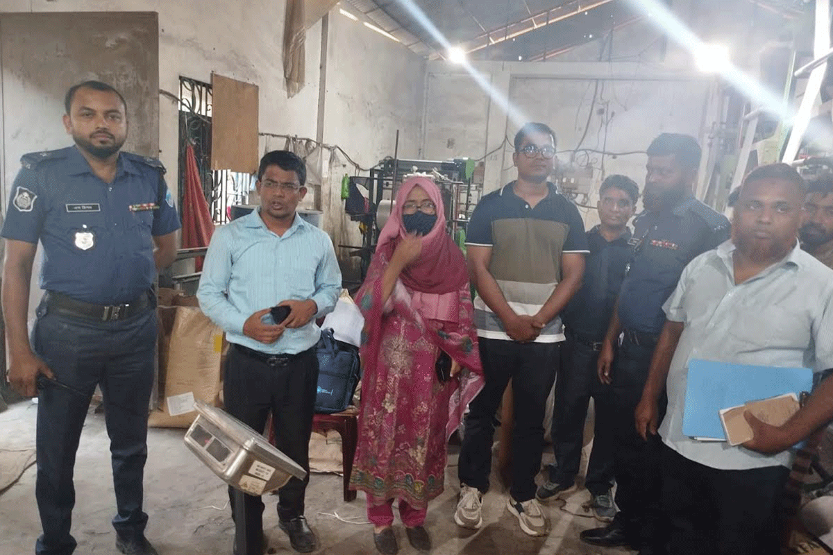 নোয়াখালীতে পলিথিন কারখানায় অভিযান, জরিমানা ও বন্ধের নির্দেশ