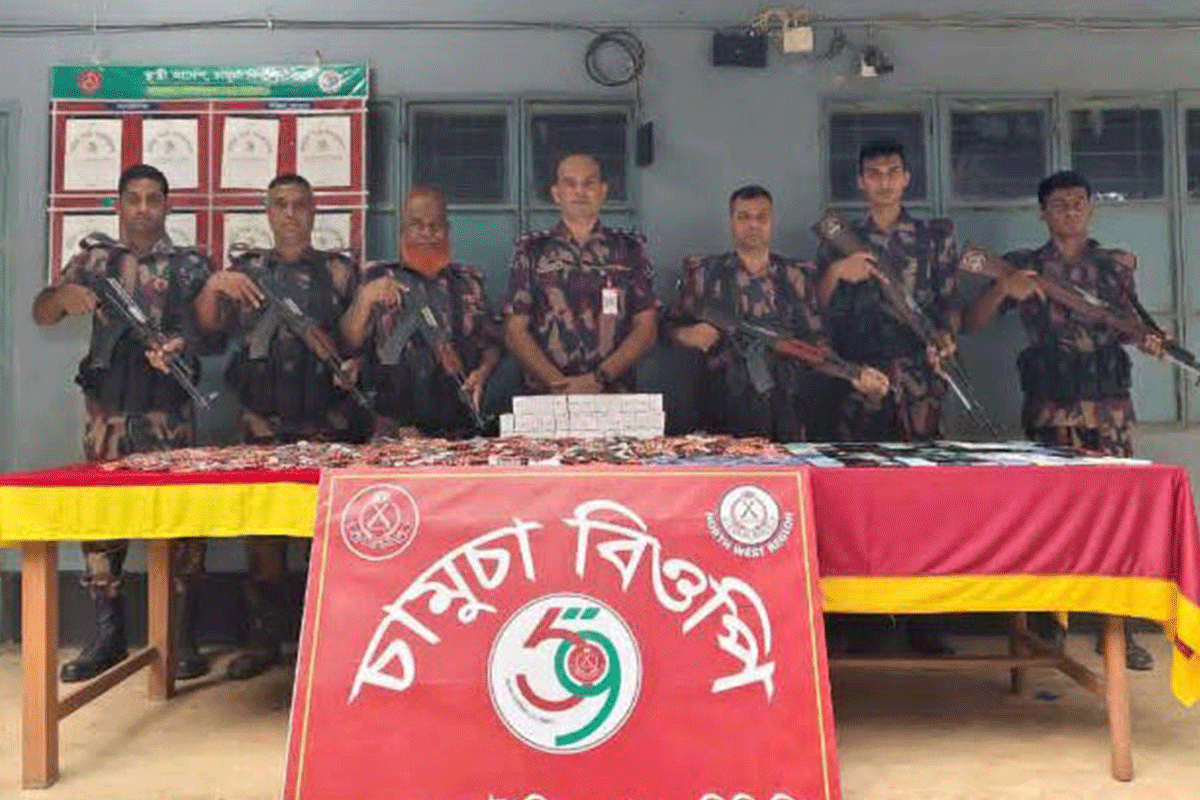 চাঁপাইনবাবগঞ্জ সীমান্তে বিপুল পরিমাণ ভারতীয় মোবাইল ও মাদক উদ্ধার