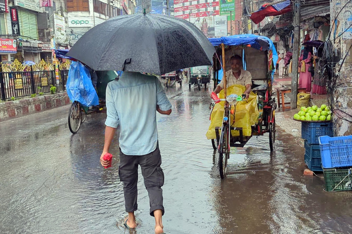 রংপুরে টানা বৃষ্টিতে জনজীবনে স্থবিরতা