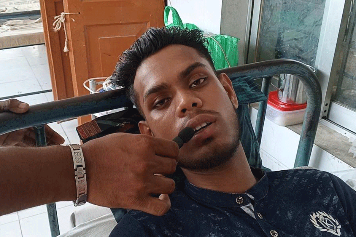 বিয়ের দাবিতে যুবকের অনশন, শেষমেশ ঠাঁই হলো হাসপাতালের বেডে