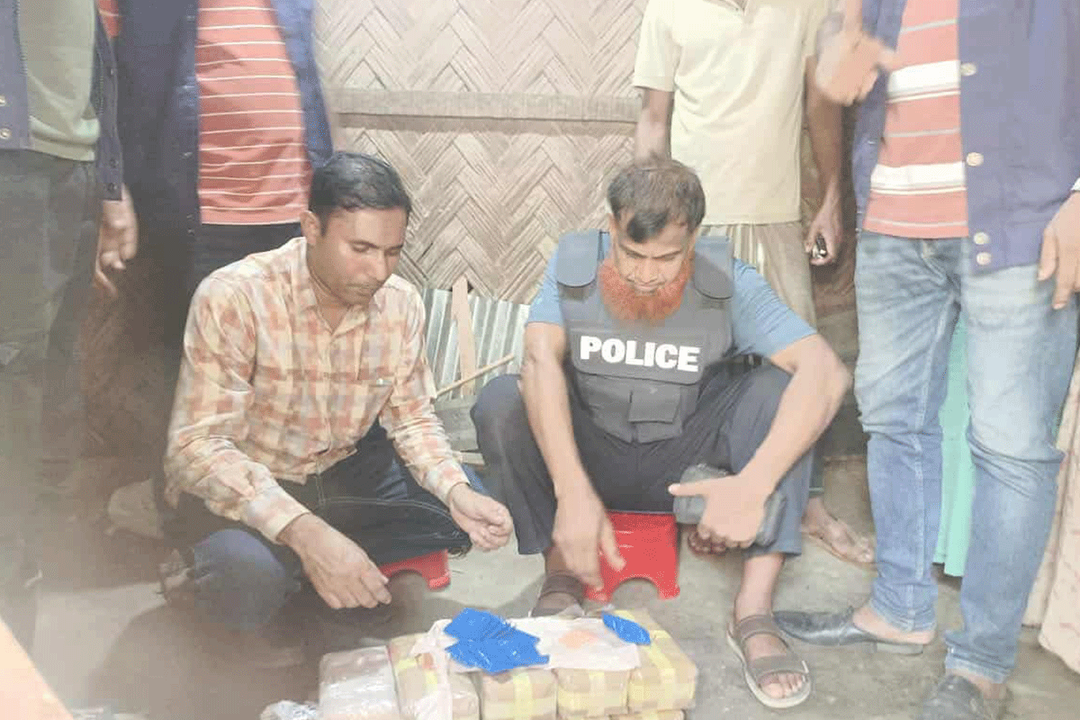 কক্সবাজারে ঘরে মিলল এক লাখ পিস ইয়াবা