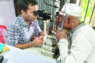 দরিদ্র মানুষের পাশে বসুন্ধরা আই হাসপাতাল