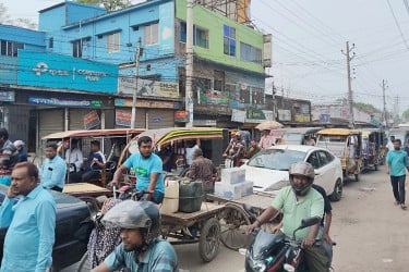 সাতক্ষীরা শহরে অবৈধ যানবাহনে তীব্র যানজট, জনদুর্ভোগ চরমে