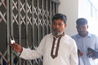 মাদারীপুর হাসপাতাল পরিদর্শনে এমপি, তালাবদ্ধ ফটক দেখে ক্ষোভ