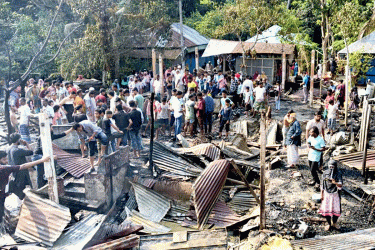 চাঁদপুরে আগুনে পুড়ল ১১ পরিবারের ২০ বসতঘর