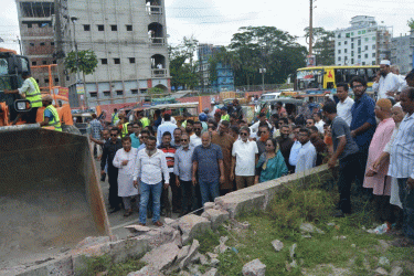 বরিশালে মহাসড়ক থেকে পার্ক অপসারণ শুরু, ফিরছে জনস্বস্তি