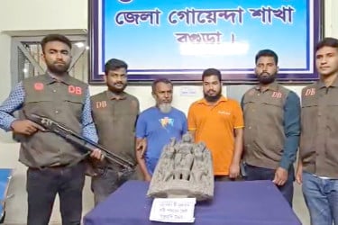 বগুড়ায় কষ্টি পাথরের বিষ্ণুমূর্তি উদ্ধার, গ্রেপ্তার ২