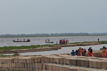 হাওরে ধান কেটে বাড়ি ফেরার পথে নৌকাডুবি, যুবক নিখোঁজ