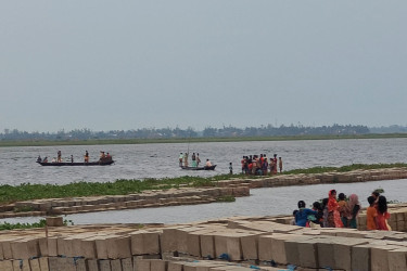 অষ্টগ্রামে ধান কেটে ফেরার পথে নৌকাডুবি, যুবক নিখোঁজ