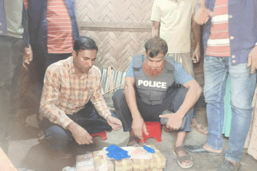 কক্সবাজারে ঘরে মিলল এক লাখ পিস ইয়াবা