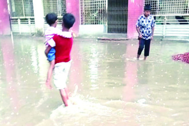 জলে ডোবা স্কুল এক দশকের দুর্ভোগ