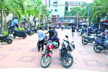 পার্কে পার্কিং বাণিজ্য