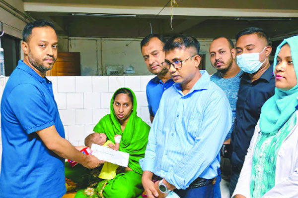 হামে আক্রান্ত শিশু নূর নাহারের পাশে ডা. জুবাইদা রহমান