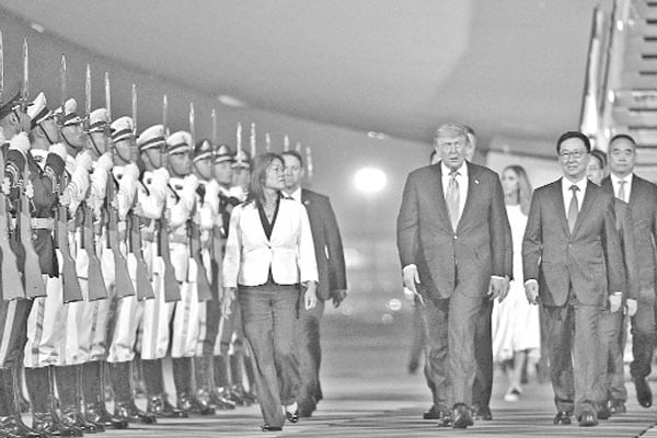 ট্রাম্পকে বেইজিং বিমানবন্দরে উষ্ণ অভ্যর্থনা