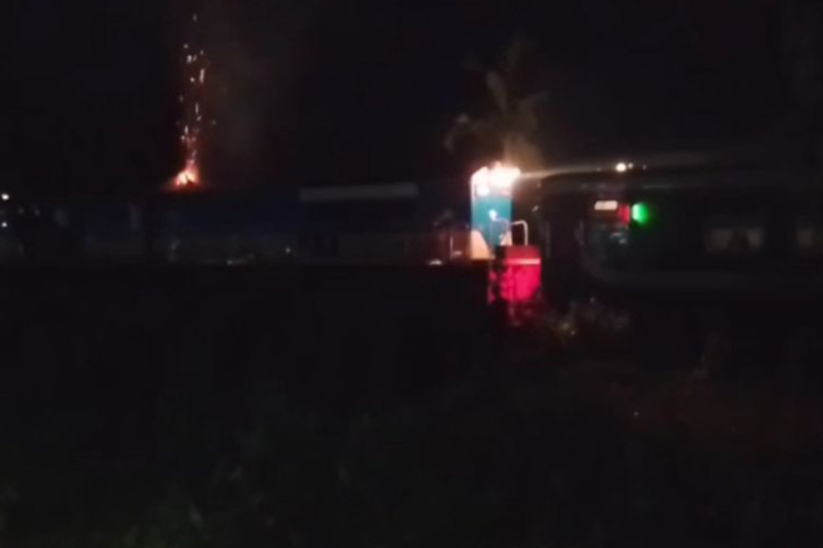 সিলেটে চলন্ত ট্রেনে আগুন