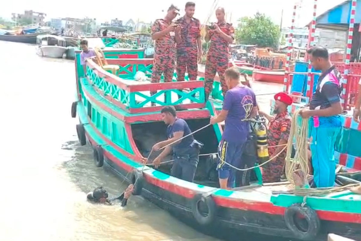 মোংলায় ট্রলার থেকে নদীতে পড়ে নিখোঁজ চালক