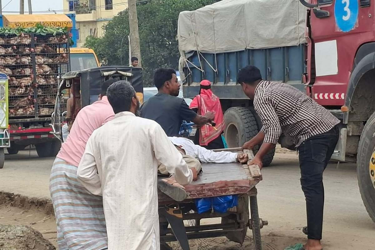কর্মস্থলে যাওয়ার পথে সড়কে প্রাণ গেল ভূমি কর্মকর্তার