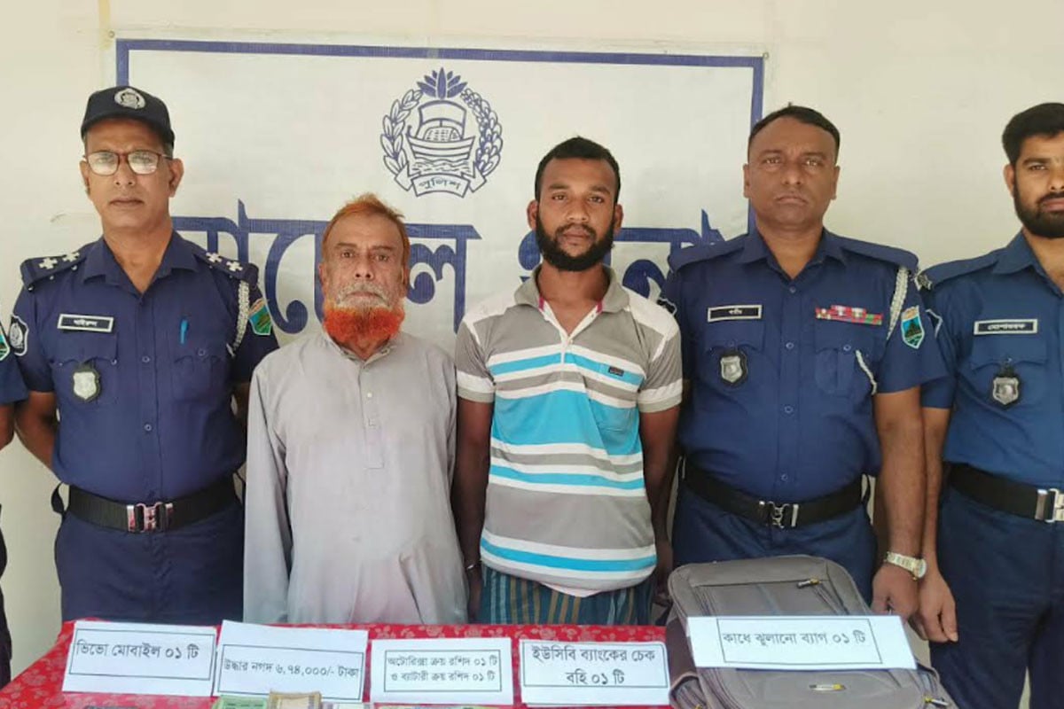 চুরি হওয়া ১০ লাখ টাকা-ফোনসহ ফেনী থেকে গ্রেফতার ১০