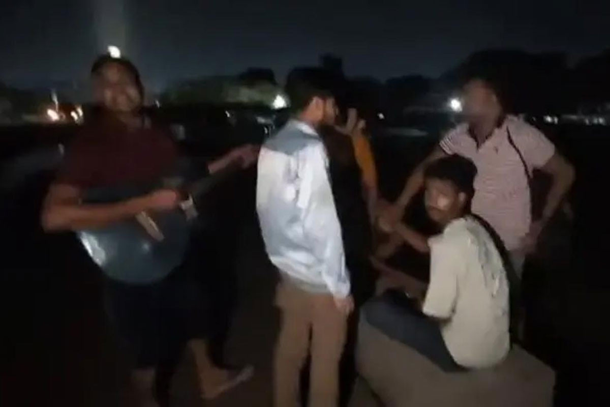 সোহরাওয়ার্দী উদ্যানে ছদ্মবেশে গান গেয়ে ৭ মাদকসেবীকে ধরল পুলিশ