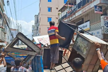চাঁদপুর শহরে অর্ধশতাধিক অবৈধ স্থাপনা উচ্ছেদ