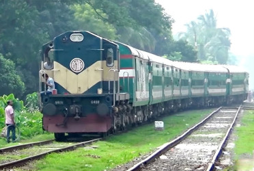 রেললাইনে বসে মোবাইলে গেমস খেলার সময় ট্রেনে কাটা পড়ে ২ কিশোরের মৃত্যু