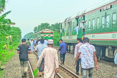 ঈশ্বরদীতে চার বগি রেখেই চলে গেল মধুমতি এক্সপ্রেস ট্রেন