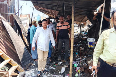ব্রাহ্মণবাড়িয়ায় অগ্নিকাণ্ডে ক্ষতিগ্রস্ত গোডাউন পরিদর্শন করলেন জেলা পরিষদ প্রশাসক
