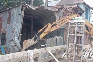 কলাপাড়ার খাল দখলমুক্ত করতে উচ্ছেদ অভিযান শুরু