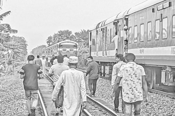 ট্রেনের বগি বিচ্ছিন্ন, অল্পে রক্ষা যাত্রীরা