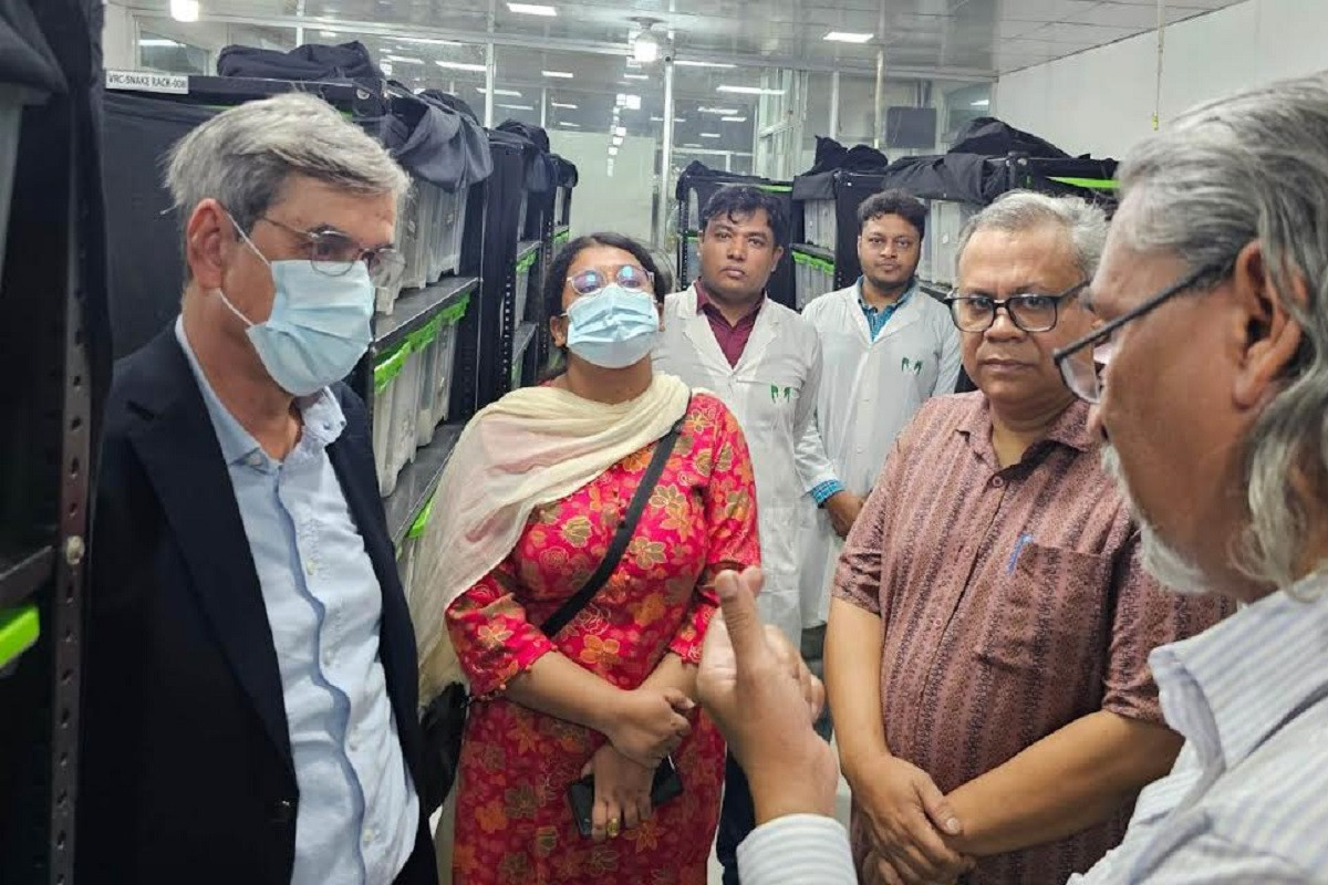 জার্মান রাষ্ট্রদূতের চমেক ভেনম রিসার্চ সেন্টার পরিদর্শন