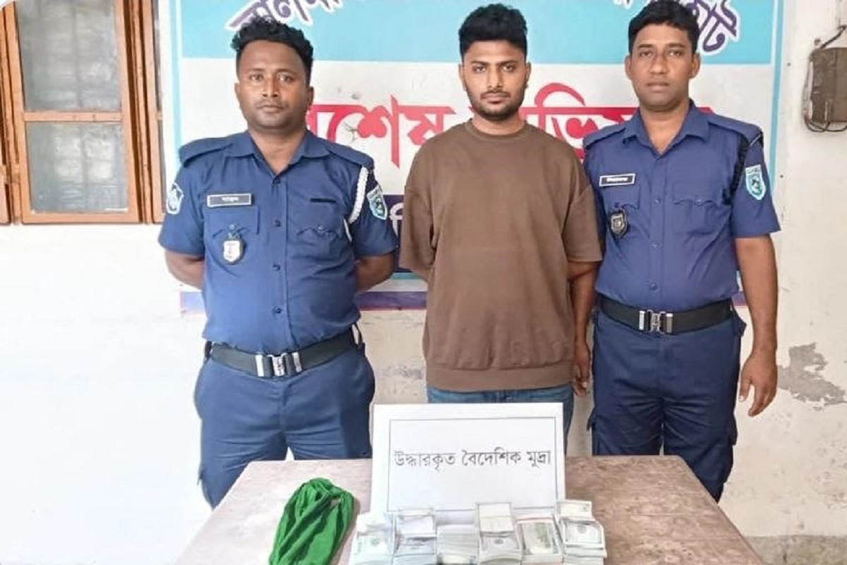 অটোরিকশায় যুবকের কাছে মিলল দেড় লাখ ডলার